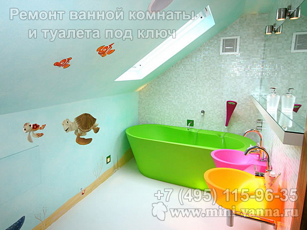 Детская ванная в коттедже с рисунком на стенах и потолке с зеленой ванной