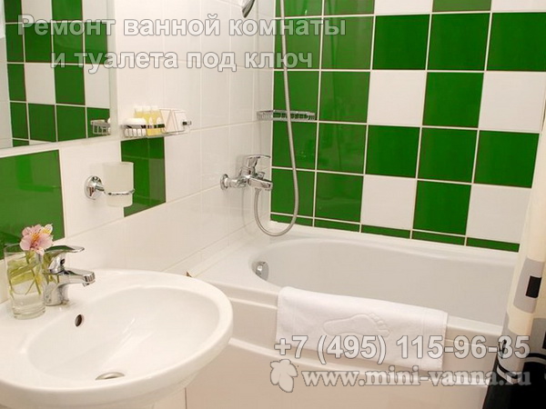 Маленькая ванная отделанная зеленой плиткой