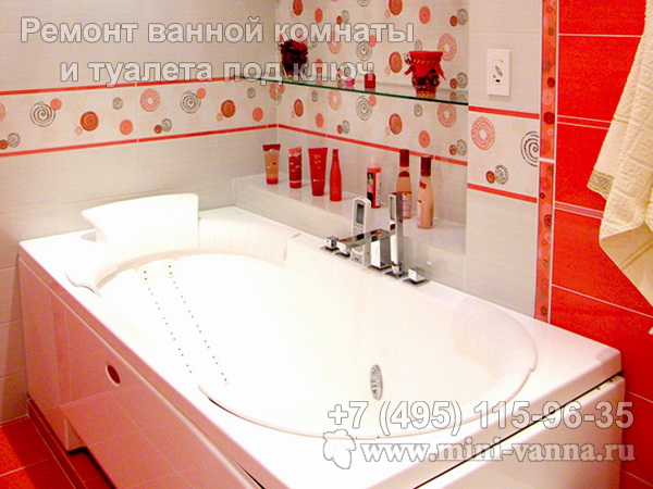 Помещение ванной с встроенными в стену полочками