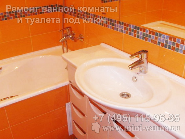 Интерьер ванной комнаты с оранжевой плиткой
